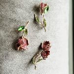 سنجاق سینه گل صورتی نگینی