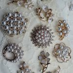 سنجاق سینه مرواریدی