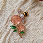 سنجاق سینه گل شیشه‌ای