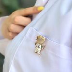 سنجاق سینه پرستار دختر