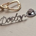 سنجاق سینه doctor
